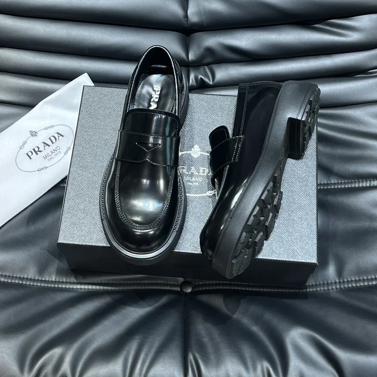 프라다  로퍼로  브러쉬드 블랙