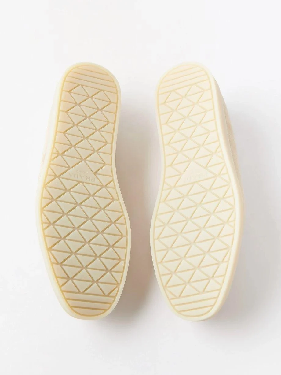 프라다 로고 스웨이드 로퍼