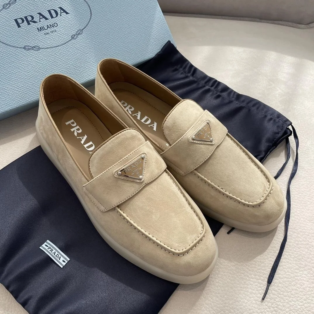 프라다 로고 스웨이드 로퍼