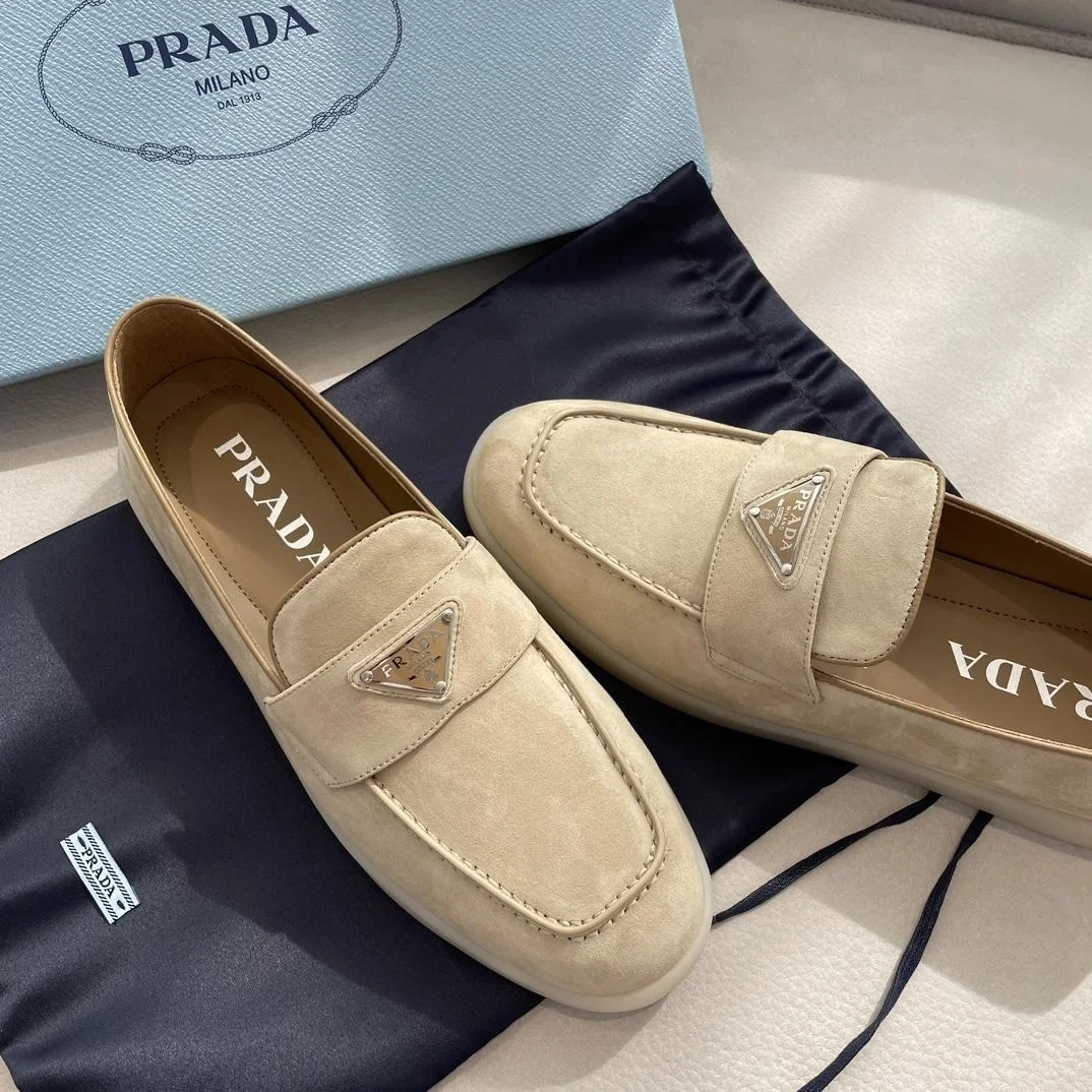 프라다 로고 스웨이드 로퍼