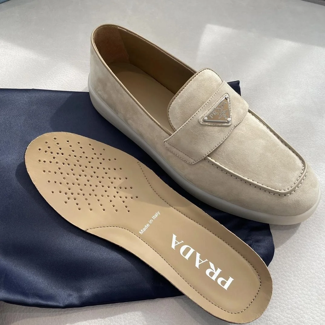 프라다 로고 스웨이드 로퍼