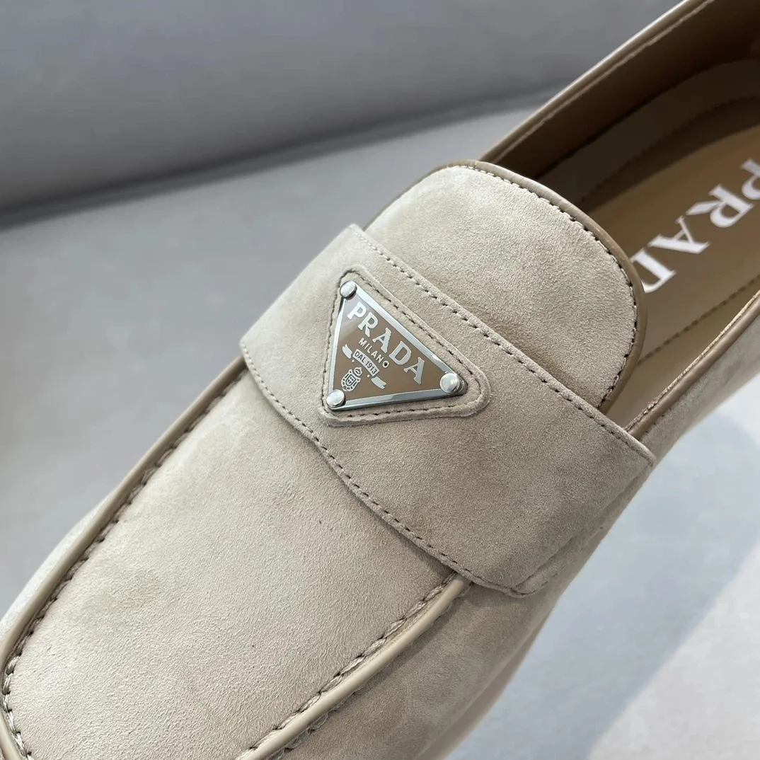 프라다 로고 스웨이드 로퍼