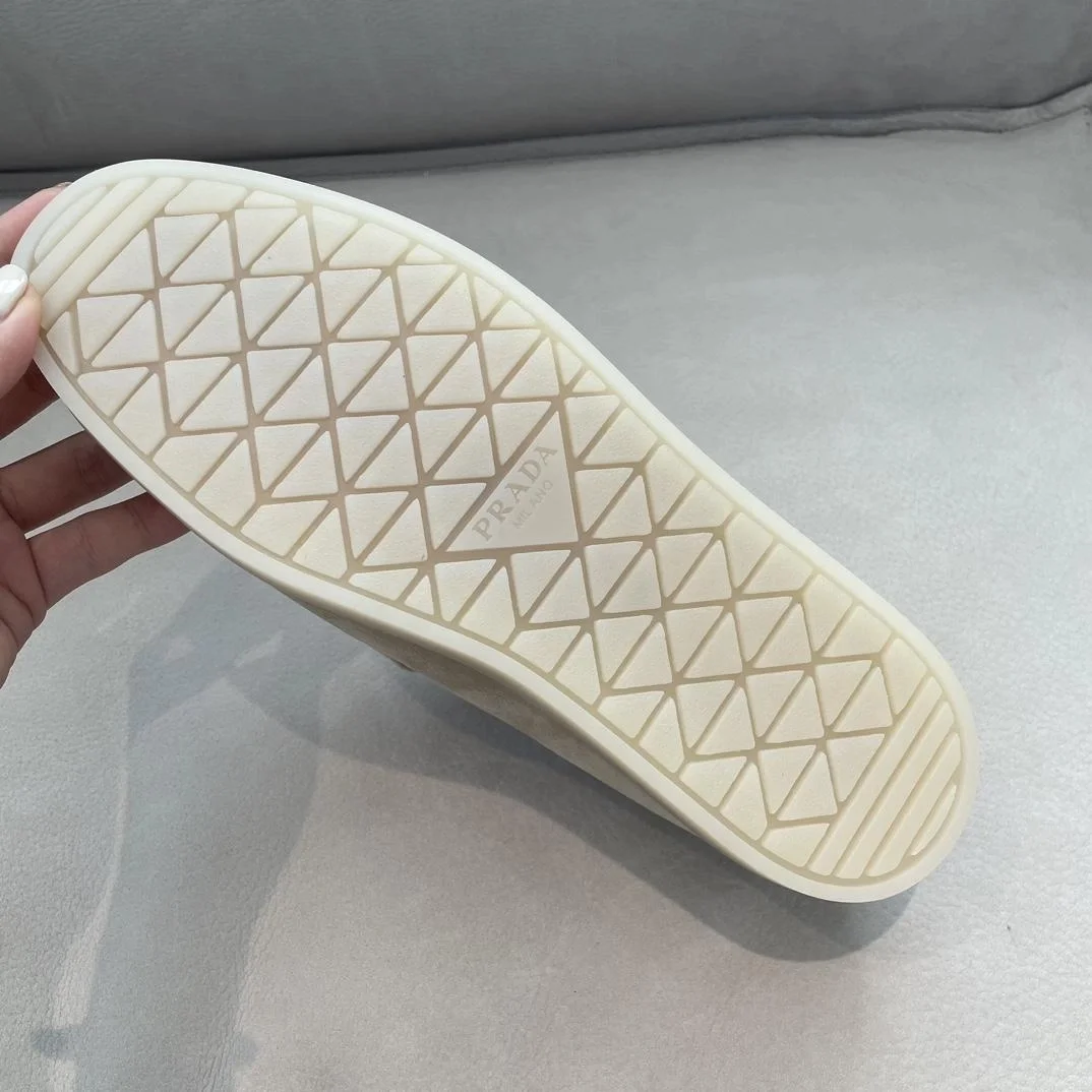 프라다 로고 스웨이드 로퍼