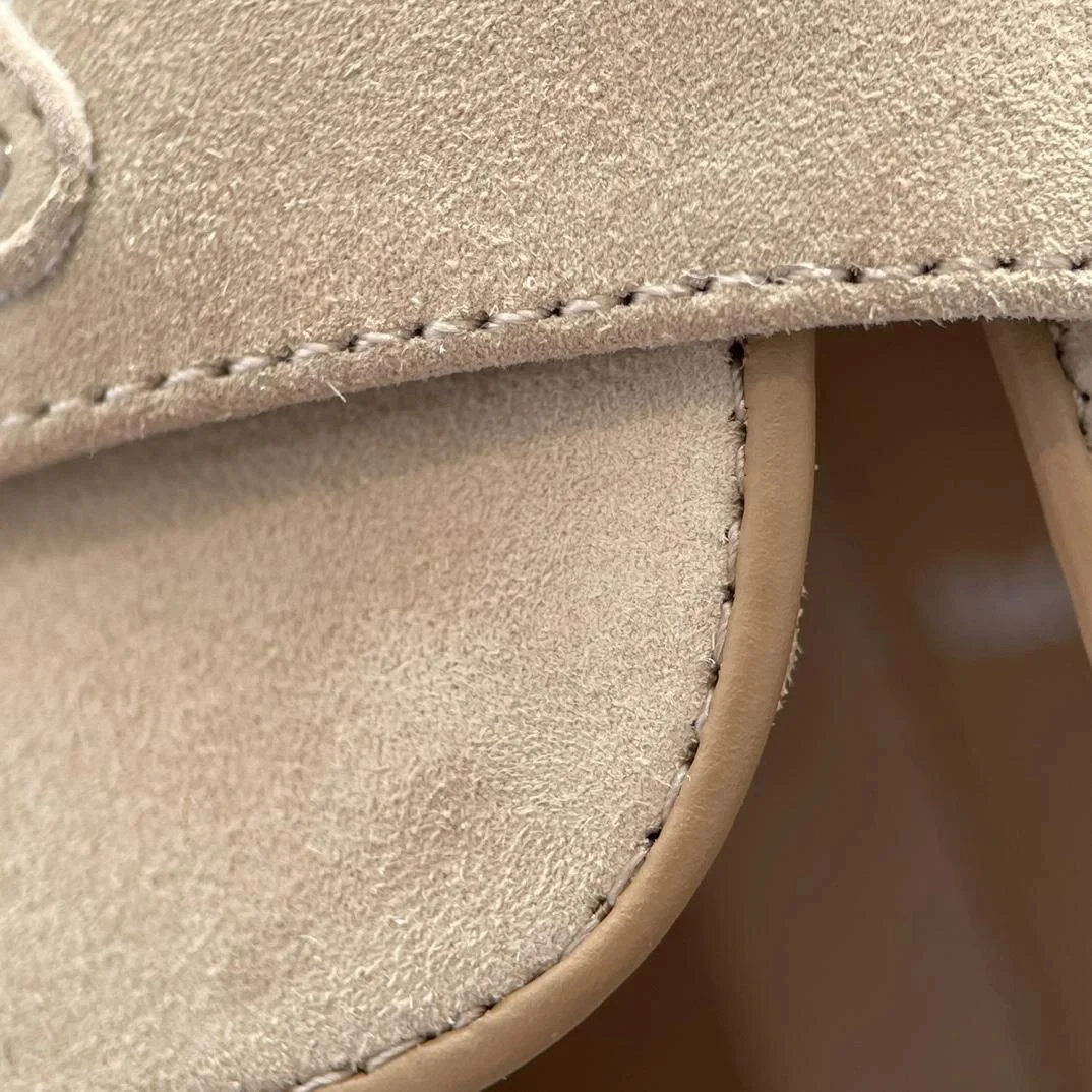 프라다 로고 스웨이드 로퍼