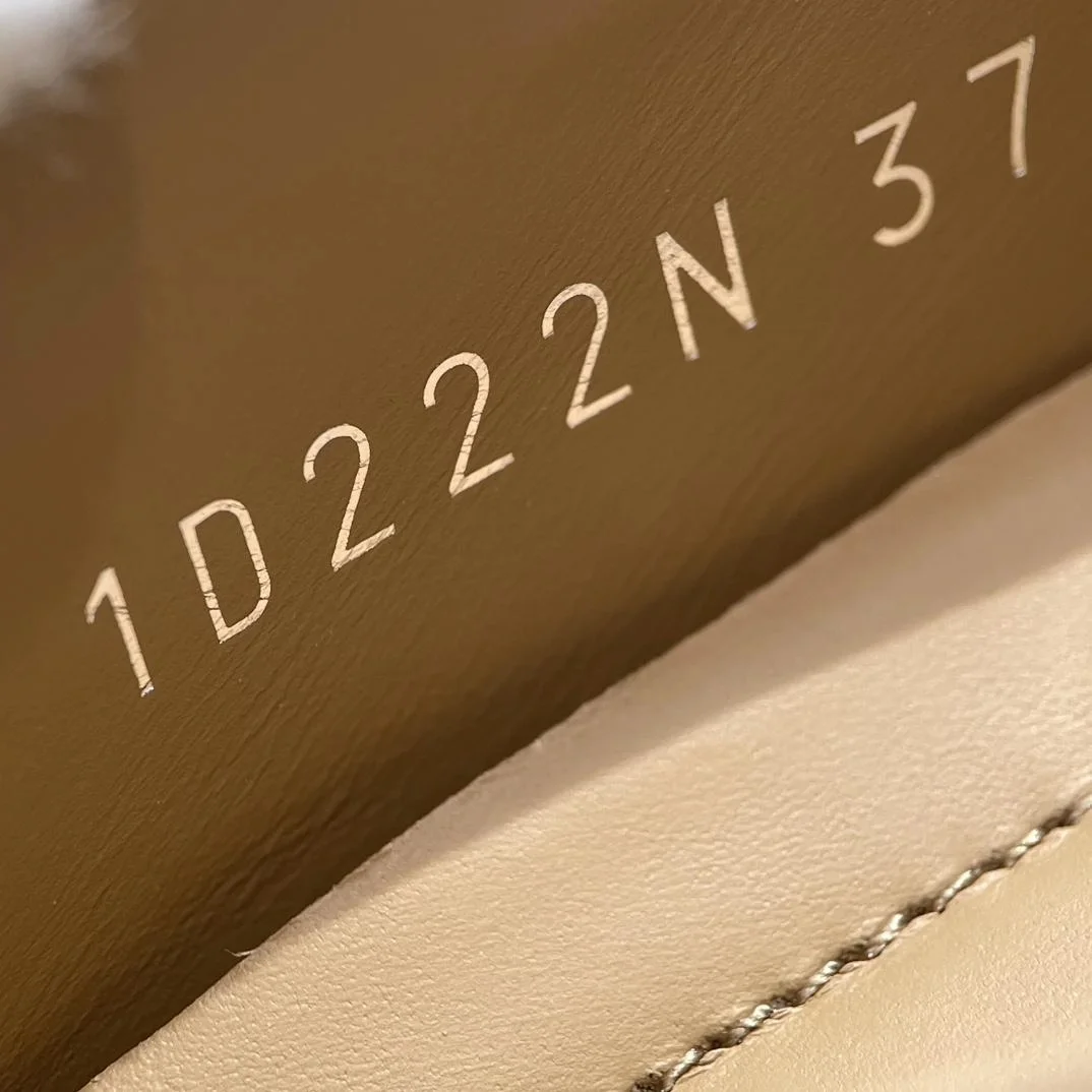 프라다 로고 스웨이드 로퍼