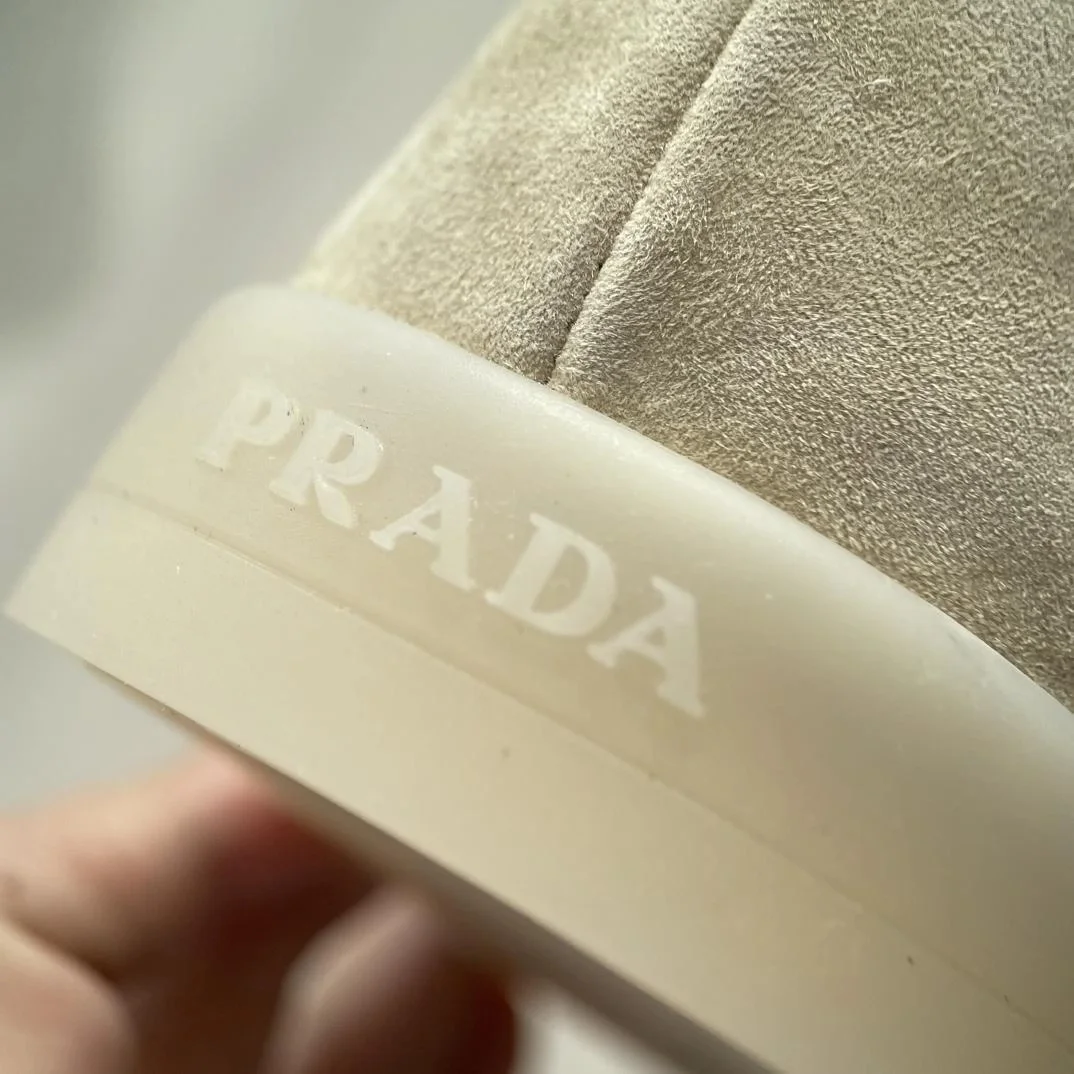 프라다 로고 스웨이드 로퍼