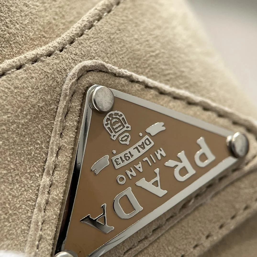 프라다 로고 스웨이드 로퍼