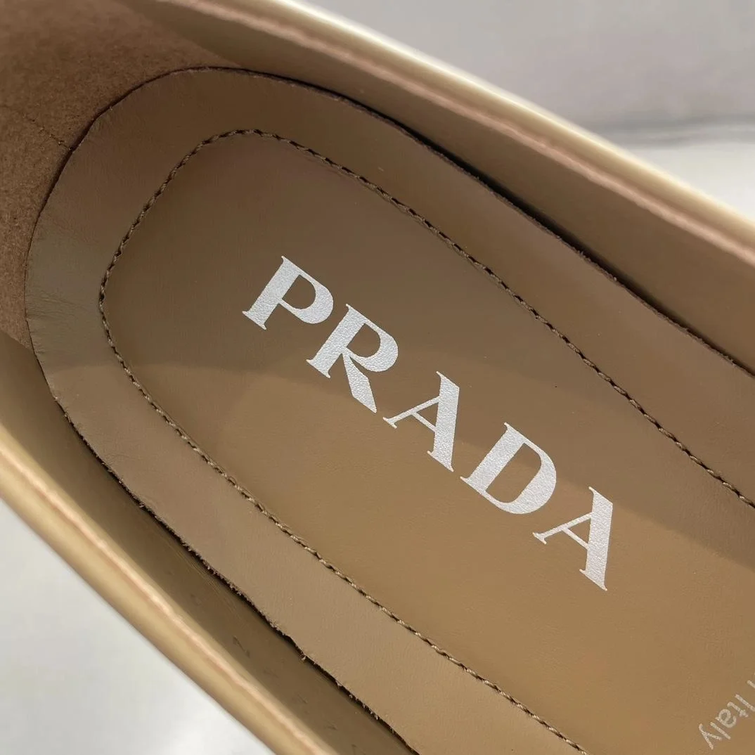 프라다 로고 스웨이드 로퍼