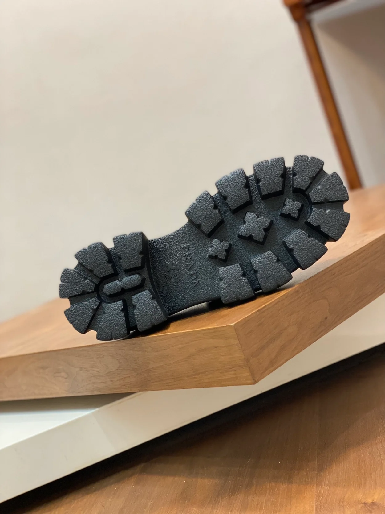 프라다 모놀리스 플랫폼 로퍼