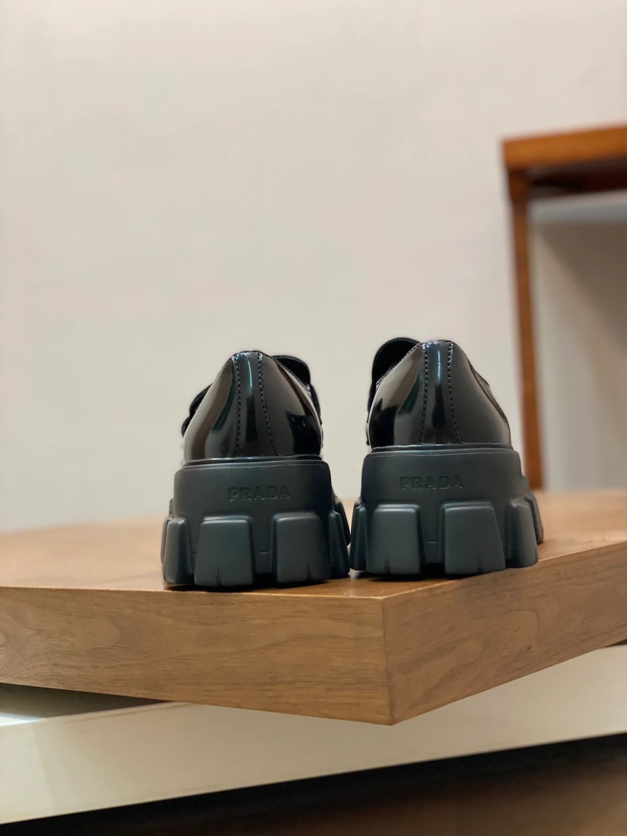 프라다 모놀리스 플랫폼 로퍼