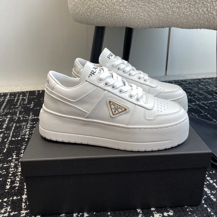 프라다 다운타운 볼드 가죽 스니커즈