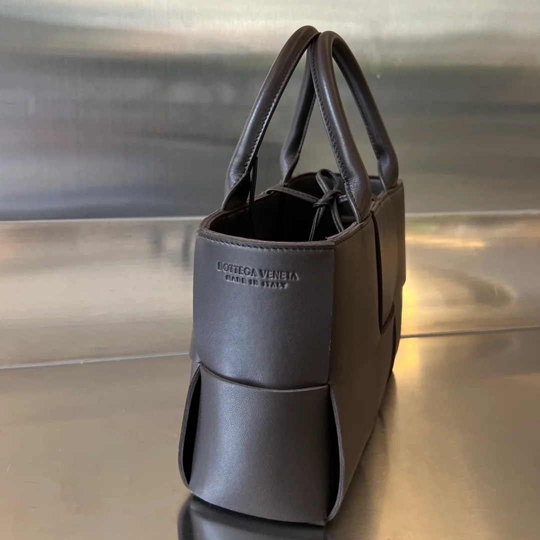 보테가 베네타 아르코 토트백 다크 브라운