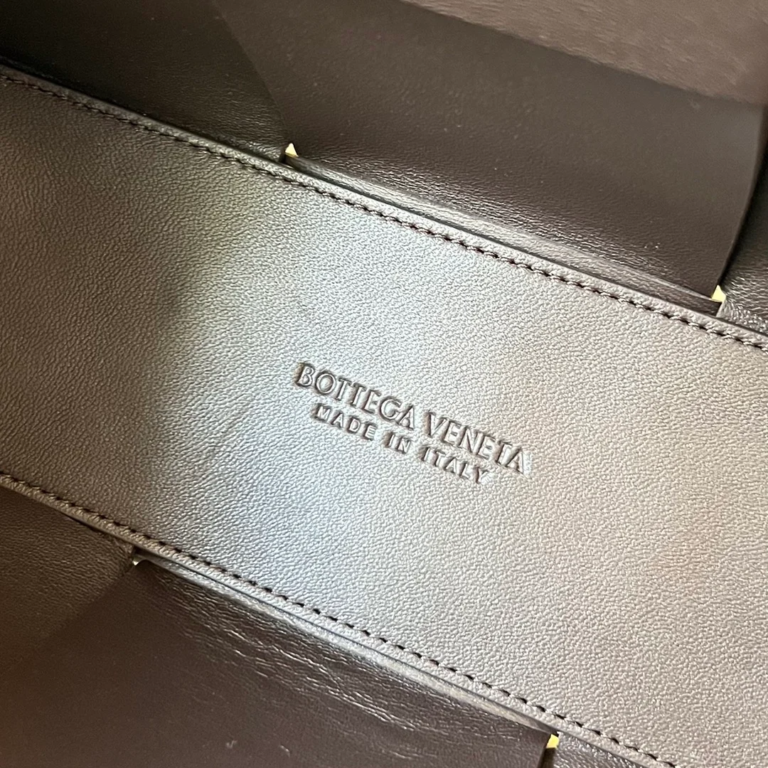 보테가 베네타 아르코 토트백 다크 브라운