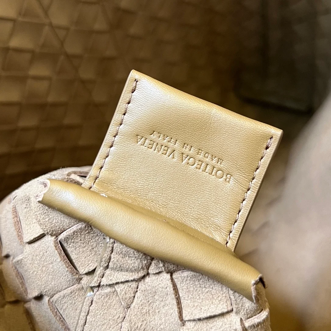 보테가 베네타 슬림 인트레치아토 브리프케이스