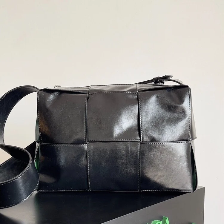 보테가 베네타 미디엄 아르코 카메라백 블랙