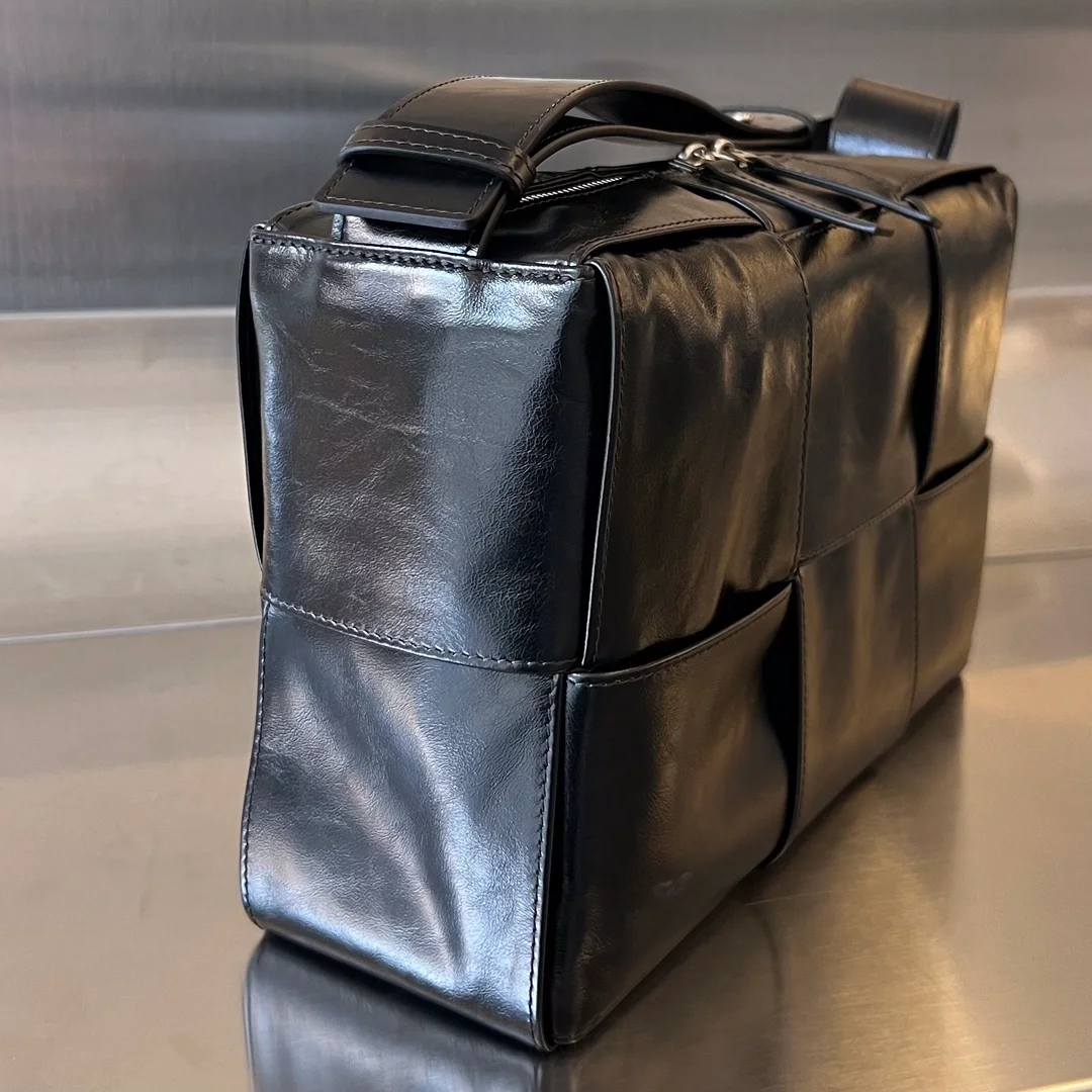 보테가 베네타 미디엄 아르코 카메라백 블랙