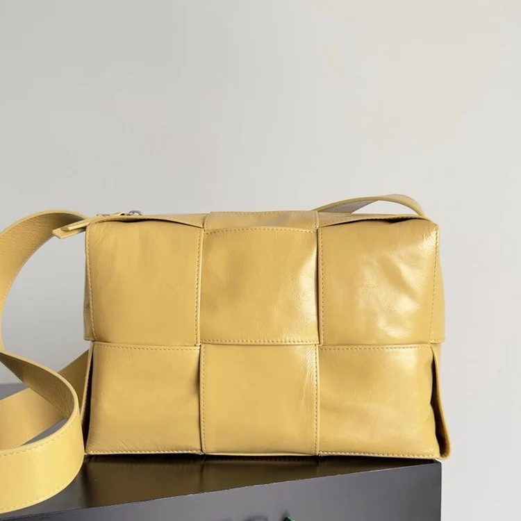 보테가 베네타 아르코 카메라백 버터