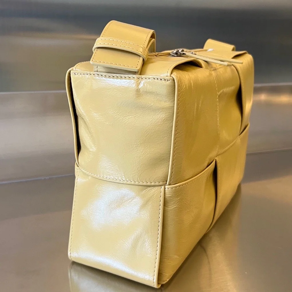 보테가 베네타 아르코 카메라백 버터