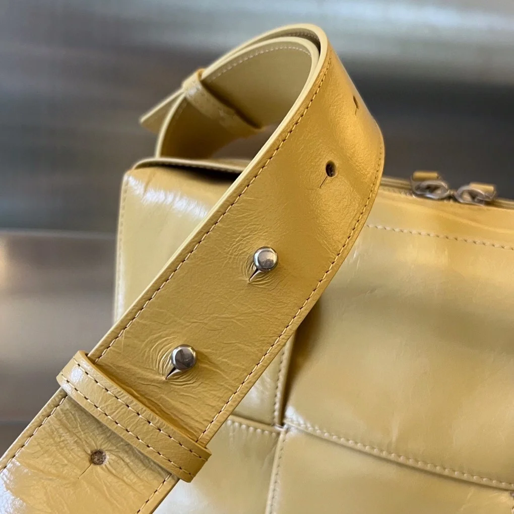 보테가 베네타 아르코 카메라백 버터