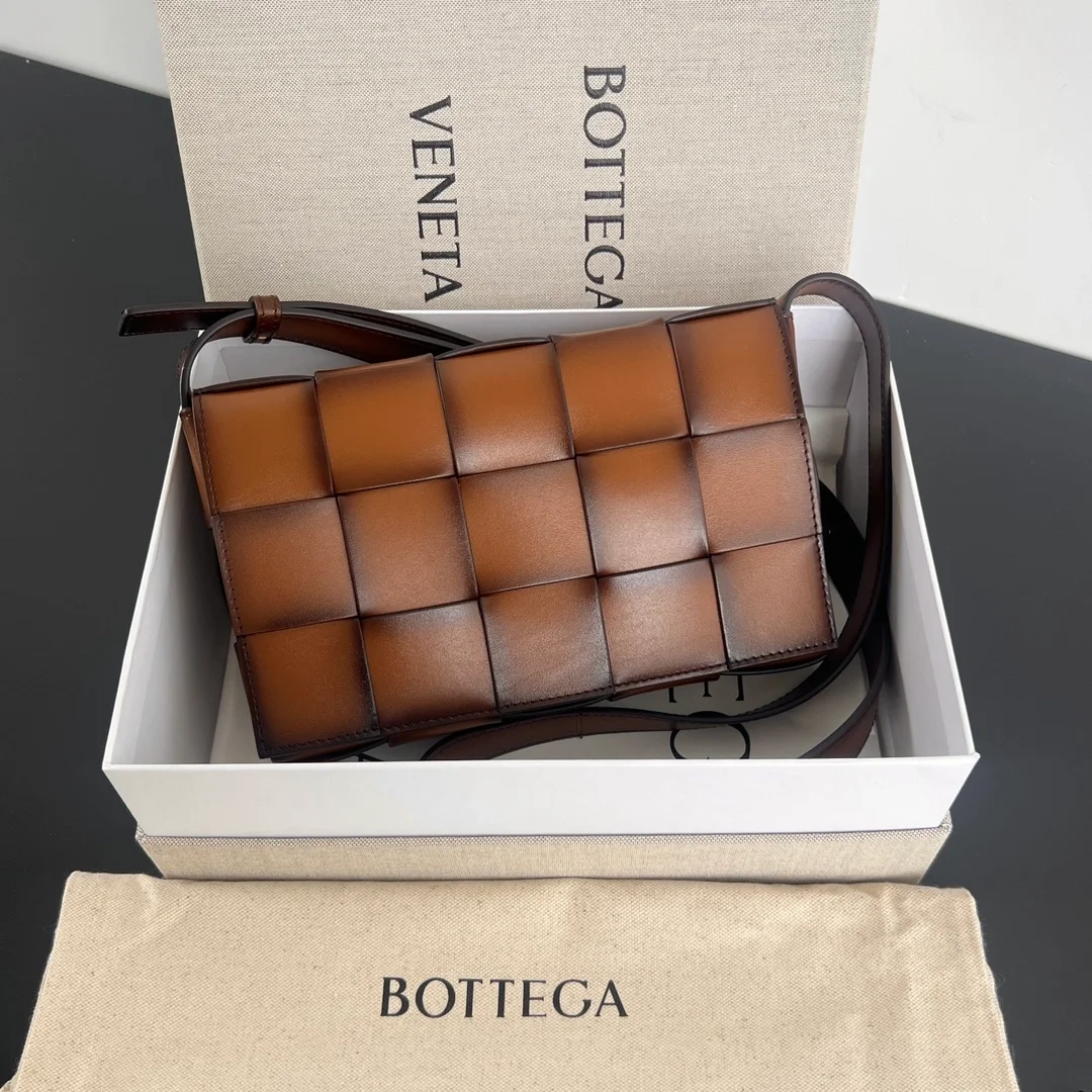 보테가 베네타 미디엄 카세트 백 브라운