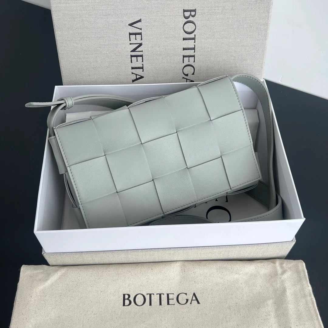 보테가 베네타 스트랩 카세트 백 틸 워시