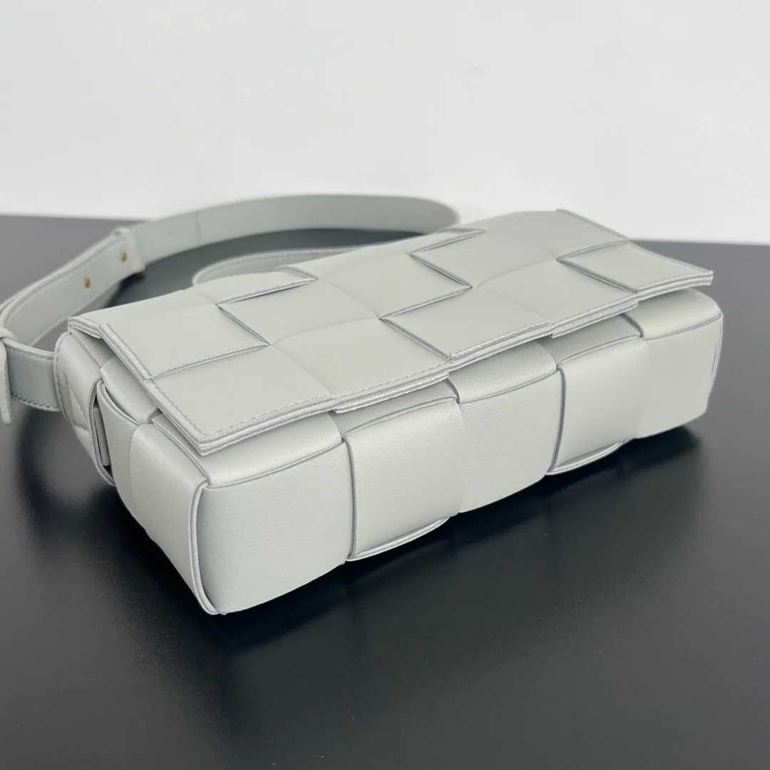 보테가 베네타 스트랩 카세트 백 틸 워시