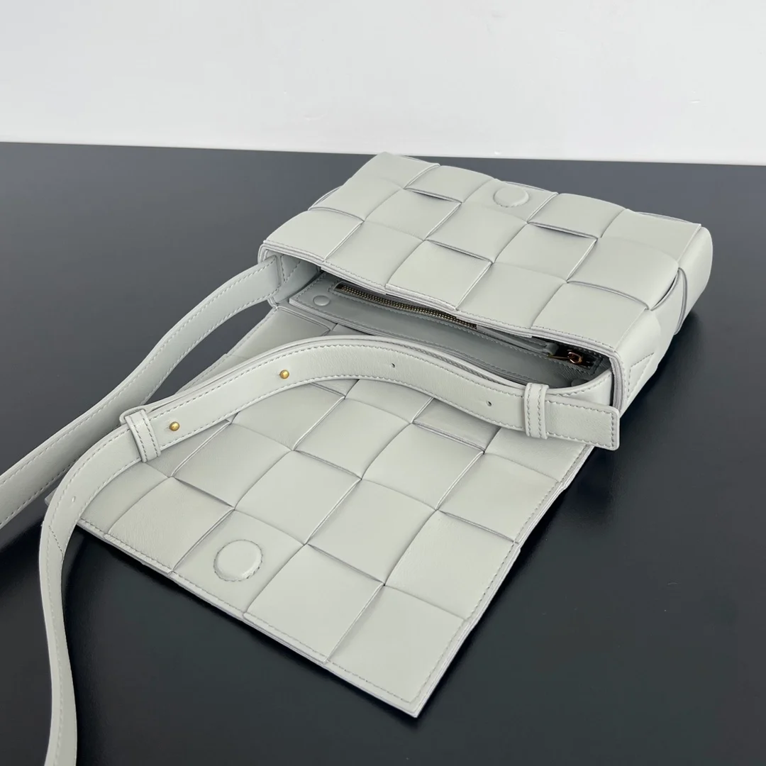 보테가 베네타 스트랩 카세트 백 틸 워시