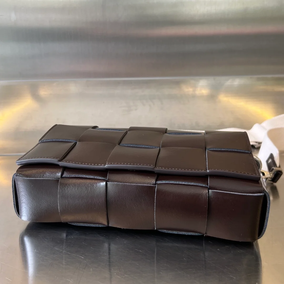 보테가 베네타 스트랩 투톤 카세트 백