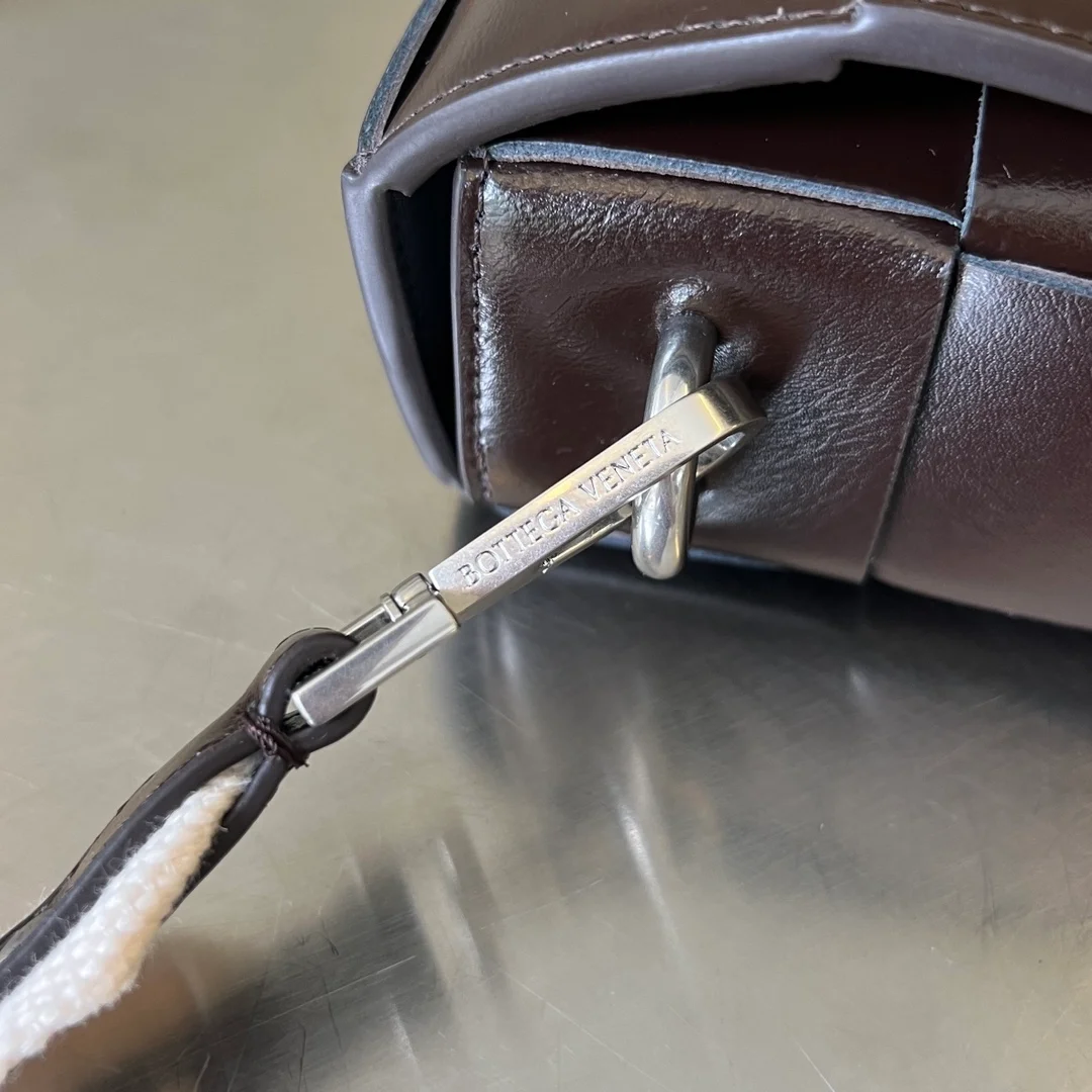 보테가 베네타 스트랩 투톤 카세트 백