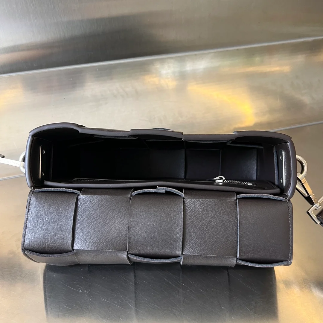 보테가 베네타 스트랩 투톤 카세트 백