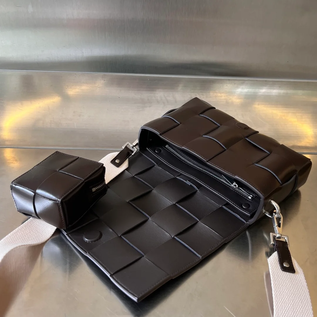 보테가 베네타 스트랩 투톤 카세트 백