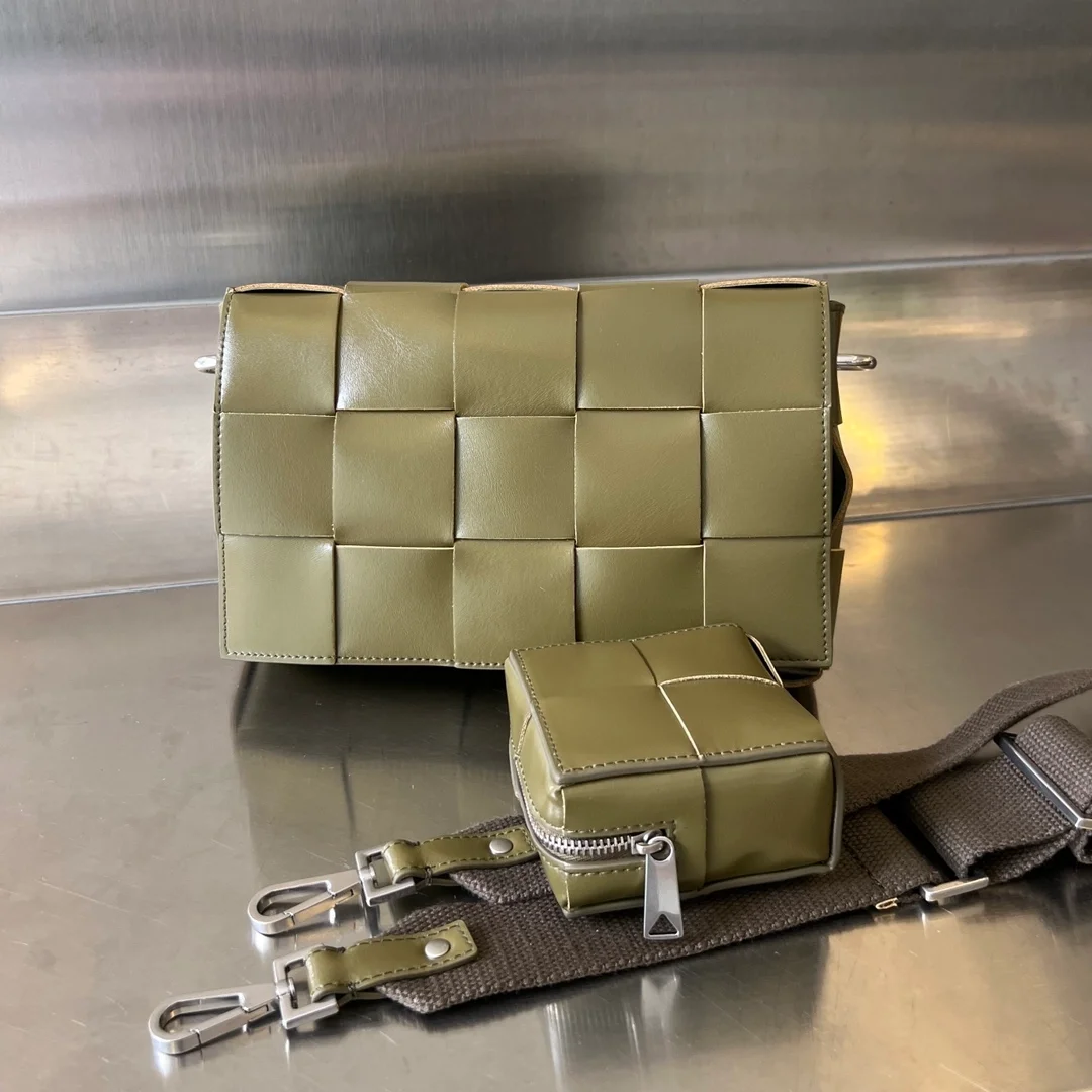 보테가 베네타 스트랩 카세트 백 카키