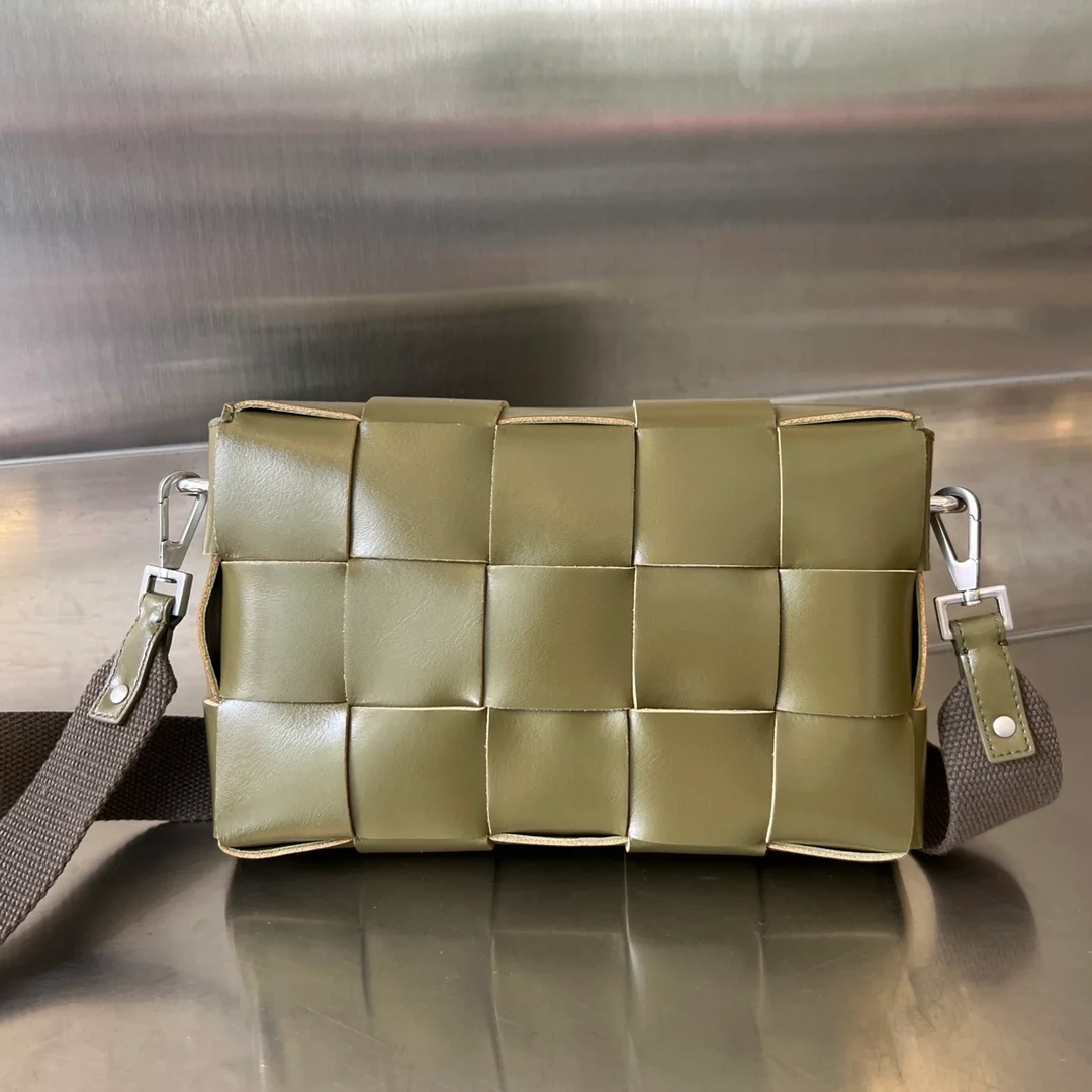 보테가 베네타 스트랩 카세트 백 카키