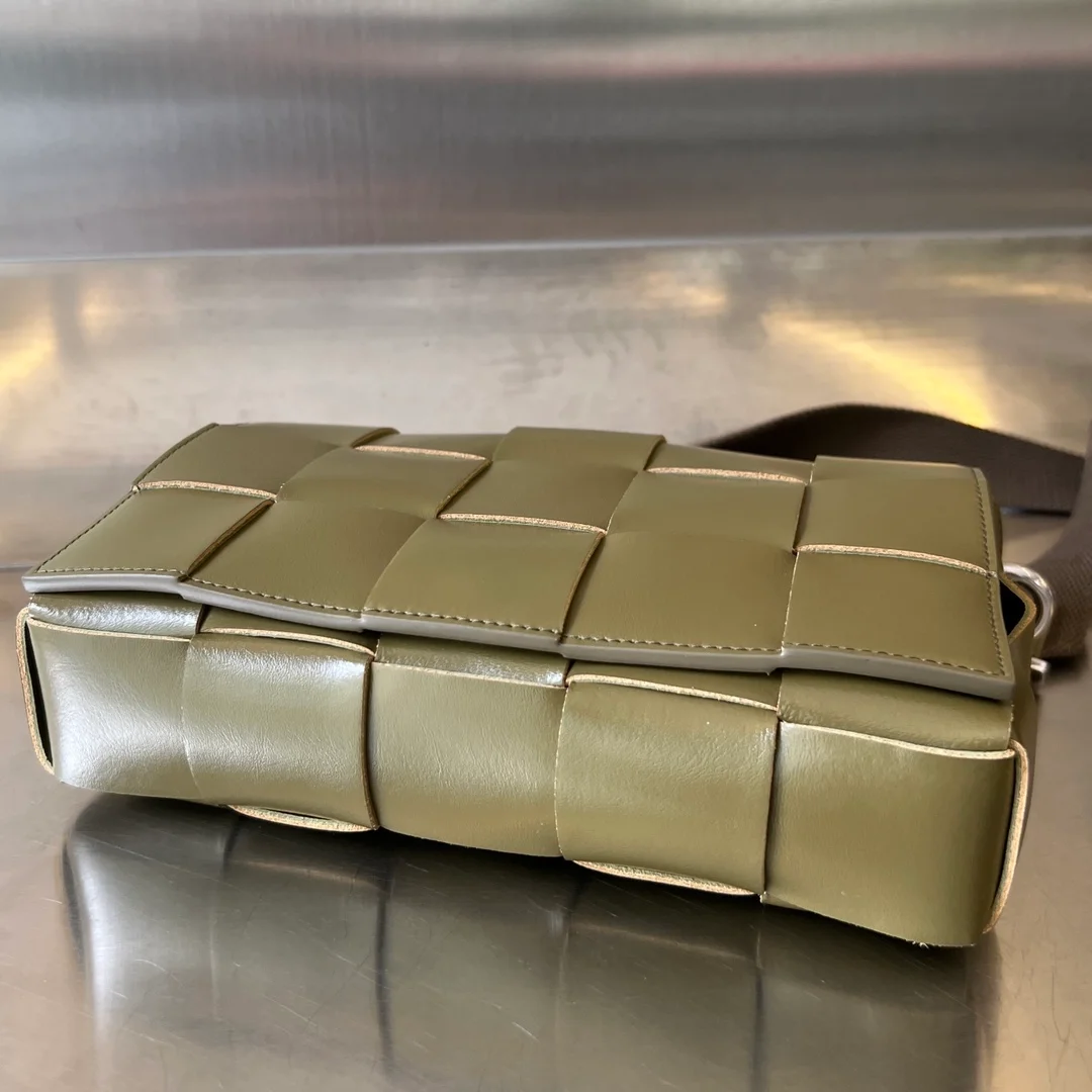 보테가 베네타 스트랩 카세트 백 카키