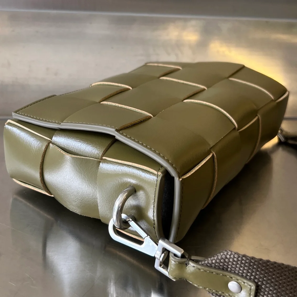 보테가 베네타 스트랩 카세트 백 카키