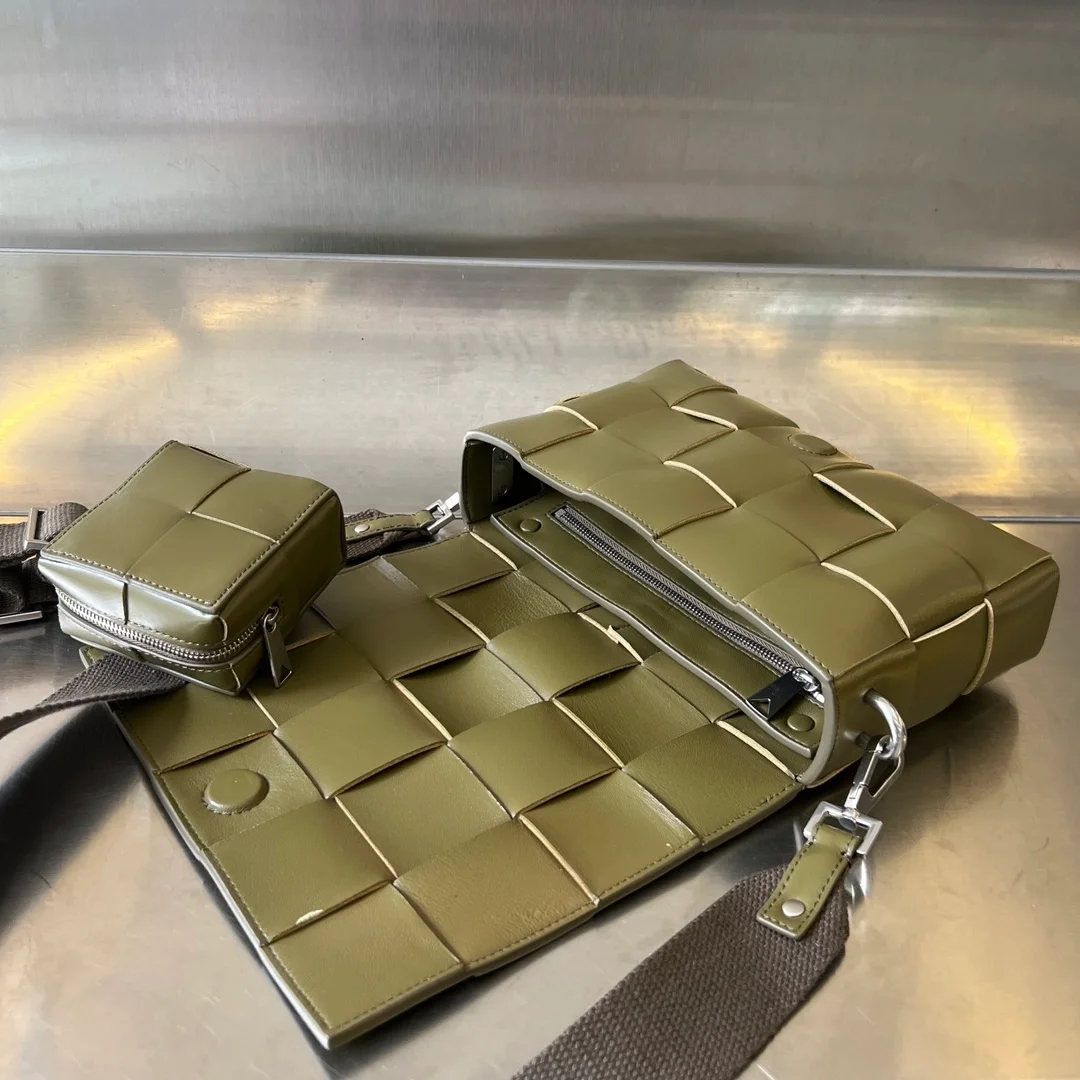 보테가 베네타 스트랩 카세트 백 카키