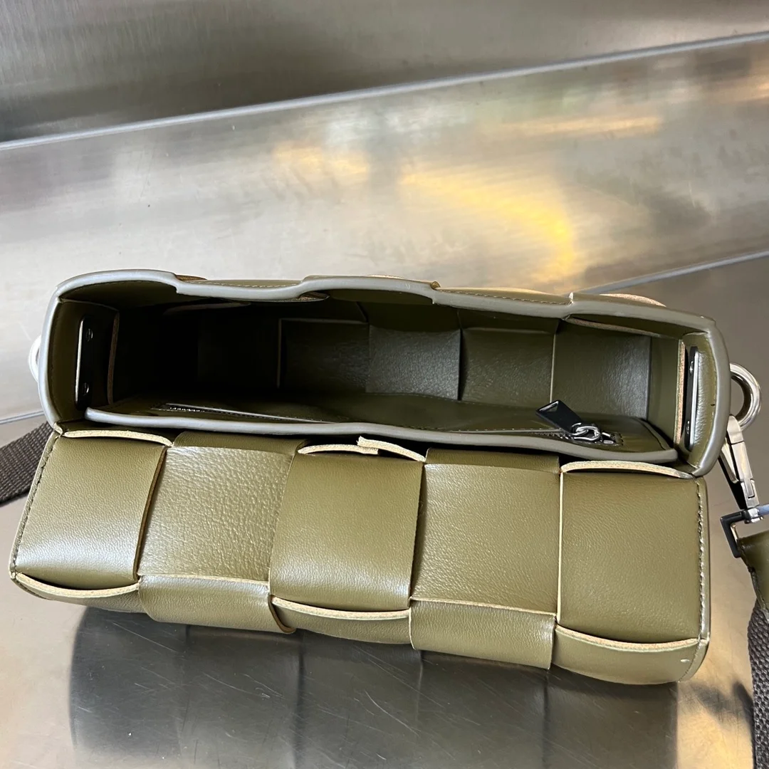 보테가 베네타 스트랩 카세트 백 카키