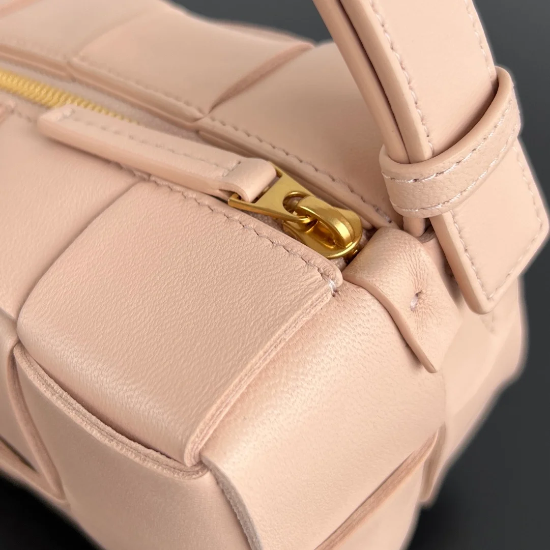 보테가 베네타 스몰 브릭 카세트백 핑크