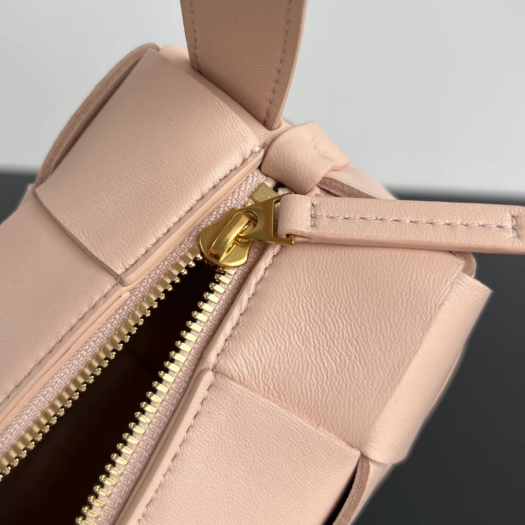 보테가 베네타 스몰 브릭 카세트백 핑크