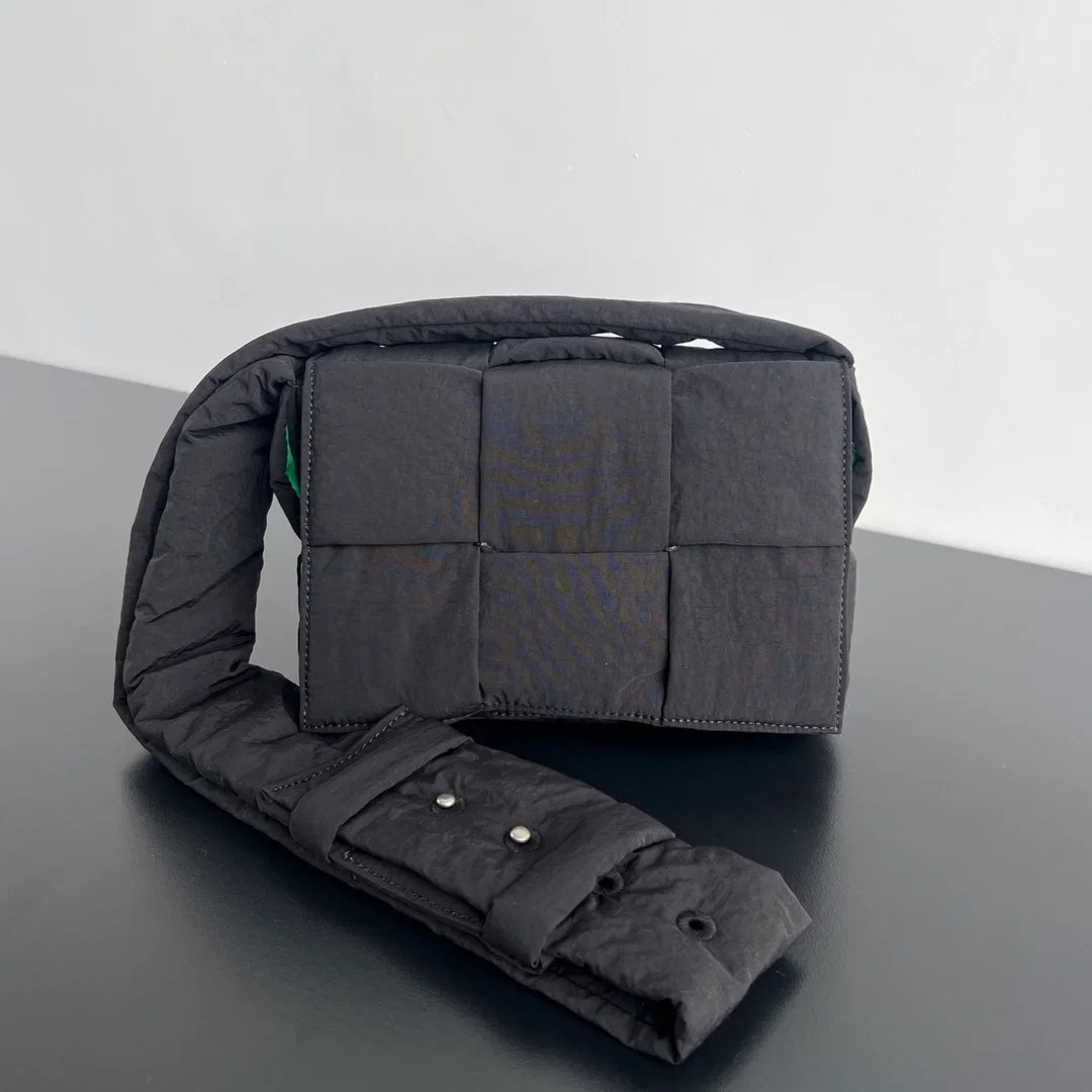 보테가 베네타 스몰 패디드 카세트백 인 그린