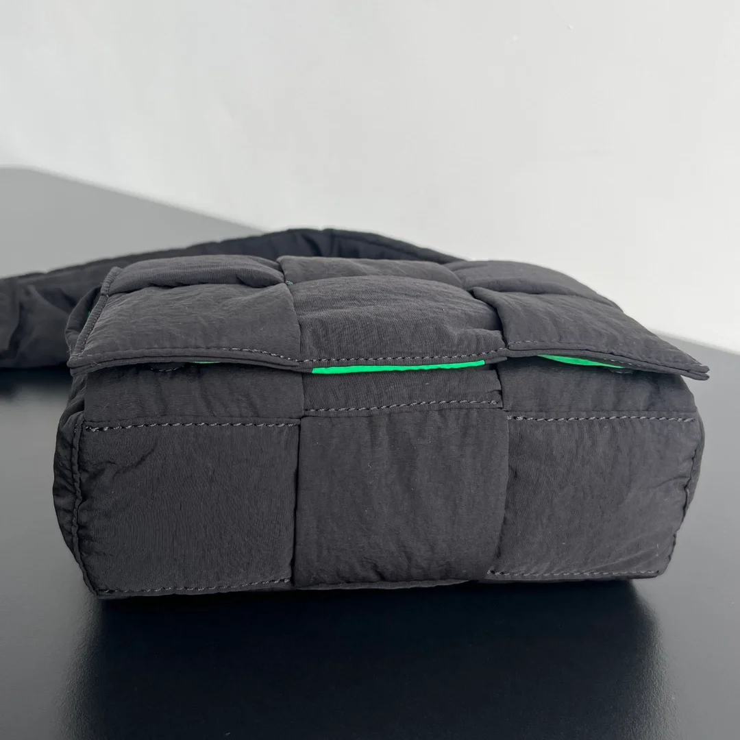 보테가 베네타 스몰 패디드 카세트백 인 그린