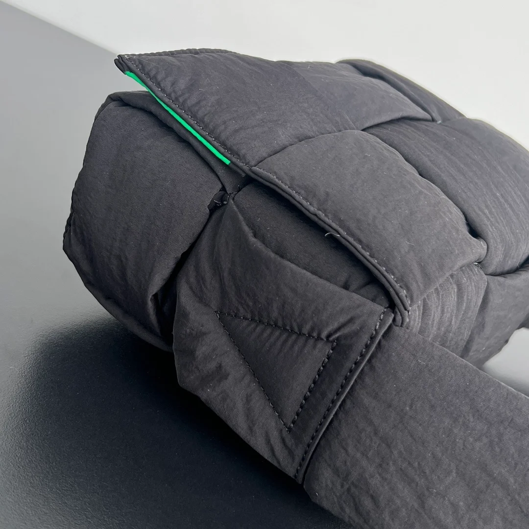 보테가 베네타 스몰 패디드 카세트백 인 그린