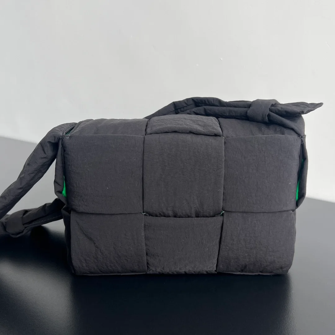 보테가 베네타 스몰 패디드 카세트백 인 그린