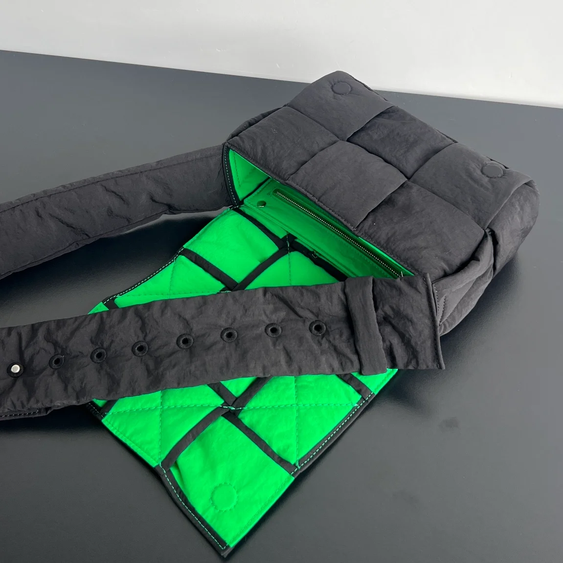 보테가 베네타 스몰 패디드 카세트백 인 그린