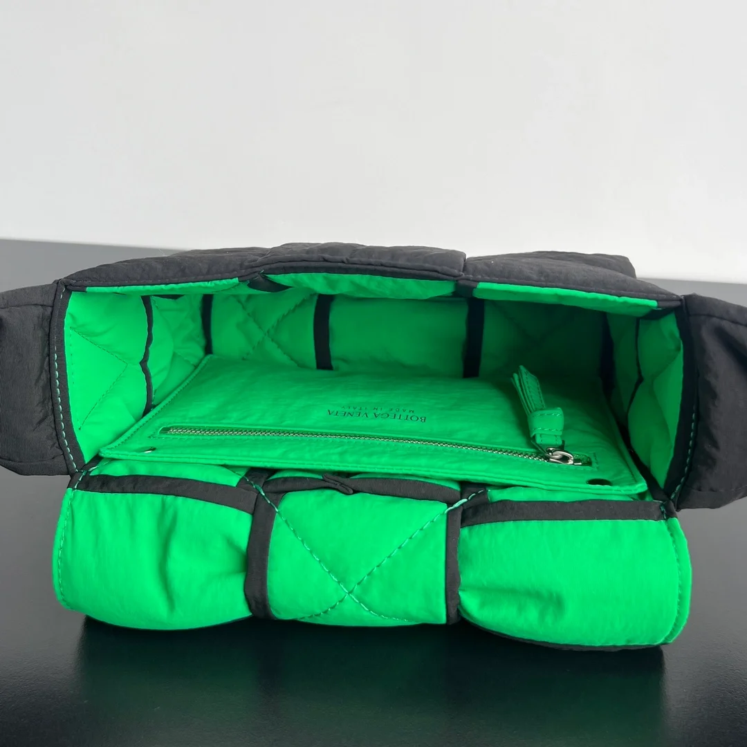 보테가 베네타 스몰 패디드 카세트백 인 그린