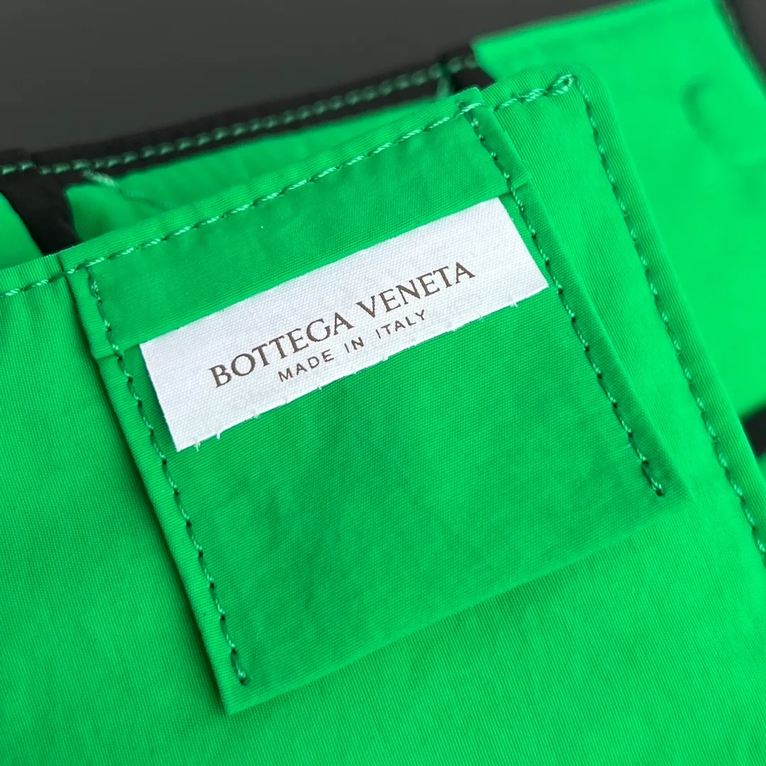 보테가 베네타 스몰 패디드 카세트백 인 그린