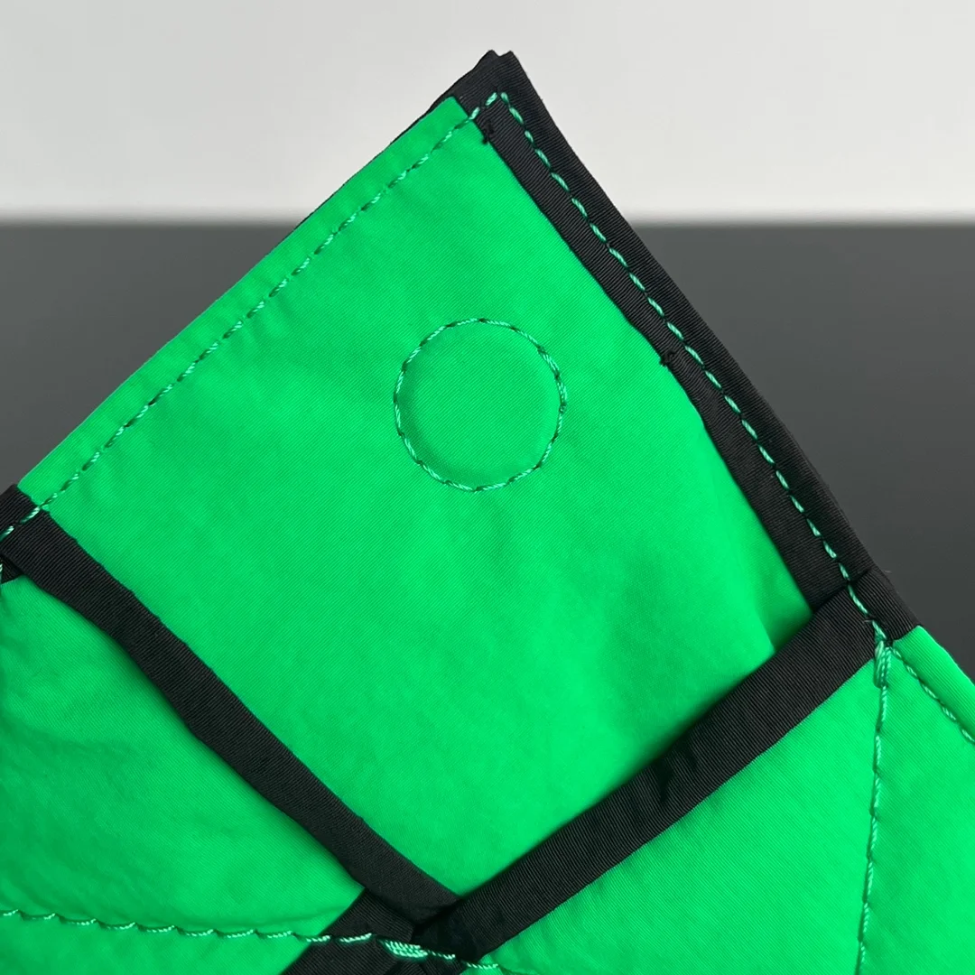 보테가 베네타 스몰 패디드 카세트백 인 그린