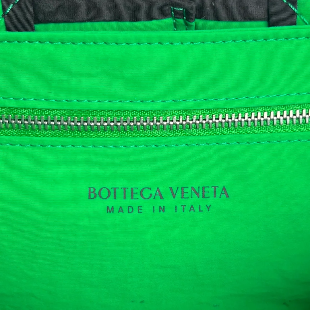 보테가 베네타 스몰 패디드 카세트백 인 그린