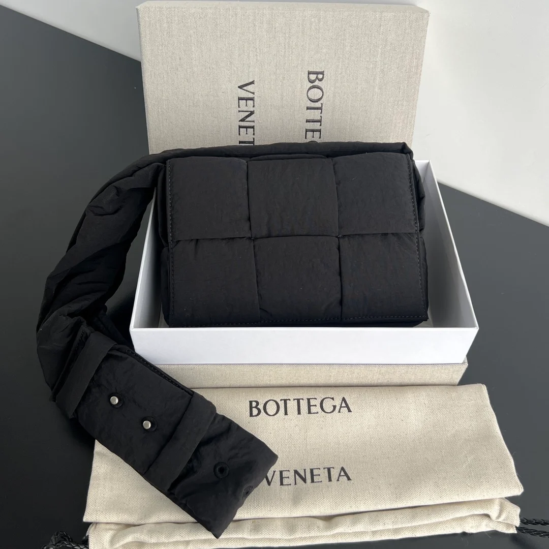 보테가 베네타 스몰 패디드 카세트백