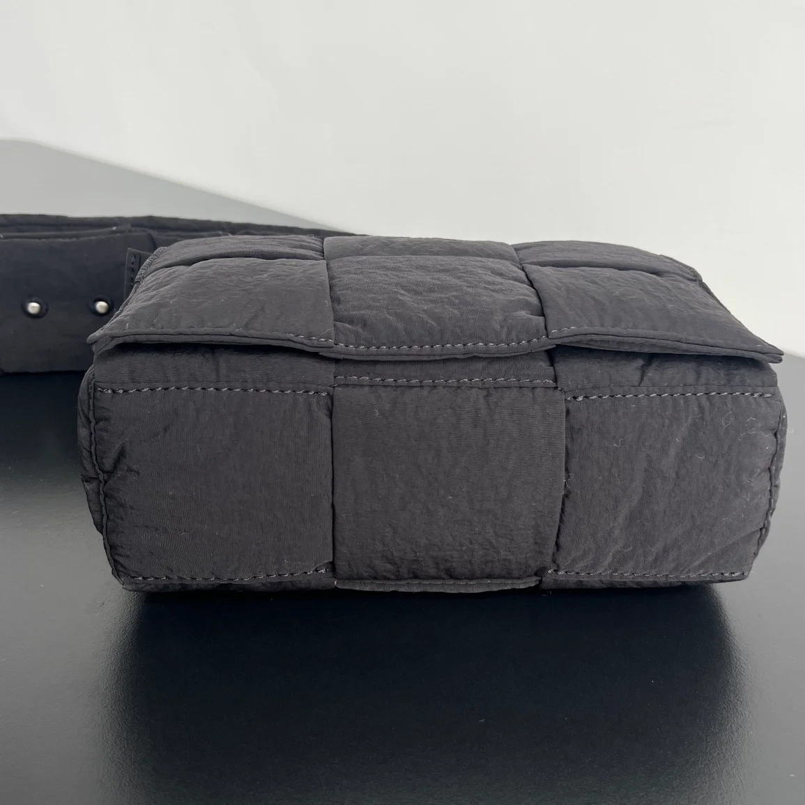 보테가 베네타 스몰 패디드 카세트백